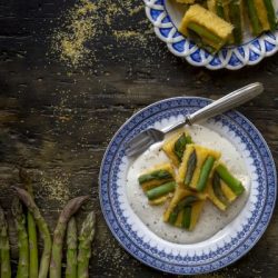 asparagi-con-polenta-su-crema-di-formaggio-antipasto-ricetta-facile-veloce-contemporaneo-food