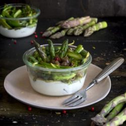 asparagi-marinati-su-crema-di-stracchino-ricetta-light-facile-veloce-vegetariana-contemporaneo-food