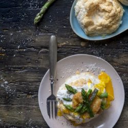 asparagi-su-uovo-nuvola-crema-di-formaggio-tuorlo-fritto-ricetta-vegetariana-facile-antipasto-pasqua-contemporaneo-food