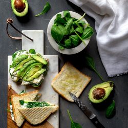 avocado-toast-con-spinacini-novelli-robiola-capra-miele-ricetta-facile-veloce-vegetariana-contemporaneo-food