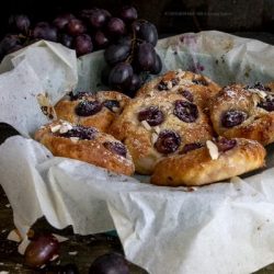 biscotti-morbidi-uva-mandorle-merenda-facile-dolci-facile-con-la-frutta-contemporaneo-food