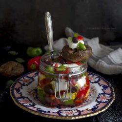 caprino-sotto-olio-con-peperoni-olive-taggiasche-antipasto-ricetta-facile-veloce-vegetariana-contemporaneo-food