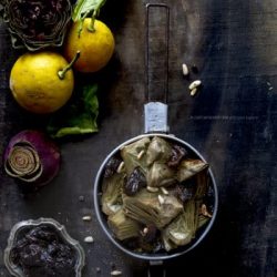 carciofi-in-umido-con-prugne-pinoli-al-profumo-di-limone-contorrno-facile- contemporaneo-food