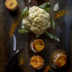 cavolfiore-al-forno-con-Camembert-e-besciamella-in cestini-di-frolla-salata-a-caldo-antipasto-caldo-facile-contemporaneo-food