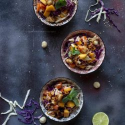 cavolo-viola-in-insalata-con-mango-papaya-noci-macadamia-contorno-leggero-contemporaneo-food