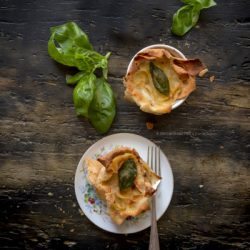 cestini-di-pane-carasau-con-stracchino-basilico-sale-affumicato-antipasto-estivo-piatto-unico-vegetariano-contemporaneo-food