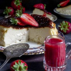 cheesecake-basque-con-fragole-dolce-facile-goloso-contemporaneo-food