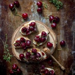 ciliegie-al-forno-al-timo-e-pepe-affumicato-con-ricotta-di-bufala-miele-ricetta-facile-crostini-brunch-merenda-contemporaneo-food