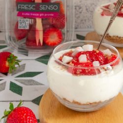 coppetta-yogurt-greco-fragole-frutta-secca-fresco-senso-dolce-dolce-al-cucchiaio-light-fresco-contemporane-food