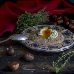 crema-di-castagne-con-uovo-poché-al-timo-e-sale-affumicato-pepe-affumicato-antipasto-ricetta-facile-vegetariana-contemporaneo-food
