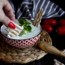 crema-di-feta-greca-ricetta-facile-antipasto-ricetta-veloce-vegetariana-formaggio-piatto-estivo-contemporaneo-food