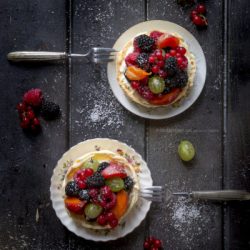 crostatine-crema-mascarpoen-yogurt-frutti-di-bosco-ricetta-dolce-facile-estate-contemporaneo-food