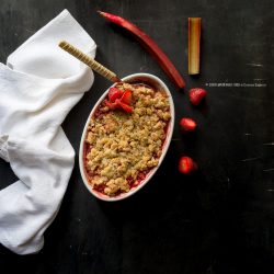 crumble-di-fragole-e-rabarbaro-con-farina-di-farro-dolce-facile-ricetta-contemporaneo-food