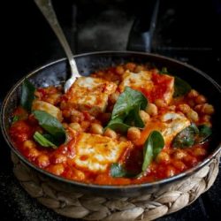 feta-greca-al-pomodoro-con-spinaci-ceci-ricetta-vegetariana-facile-secondo-piatto-unico-light-contemporaneo-food