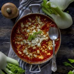 finocchi-in-umido-al-pomodoro-con-zafferano-feta-greca-ricetta-vegetariana-facile-contorno-contemporaneo-food
