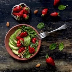 fragole-ricetta-insalata-con-avocado-spinacini-mandorle-rucola-ricetta-facile-veloce-light-vegetariana-contemporaneo-food