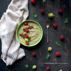 green-smoothie-bowl-cavolfiore-mela-verde-banana-lamponi-ricetta-light-dieta-contemporaneo-food