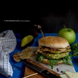 hamburger-di-avocado-tacchino-parmigiano-con-rucola-mela-verde-ricetta-facile-contemporaneo-food