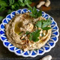 hummus-con-arachidi-antipasto-ricetta-facile-piatto-vegetariano-contemporaneo-food