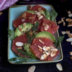 insalata-avocado-pompelmo-rosa-rucola-mandorle-ricetta-veloce-estiva-ligth-ricetta-vegetariana-contemporaneo-food