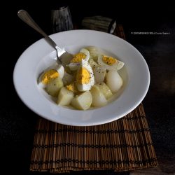 insalata-cipolle-bianche-primaverili-patate-uova-ricetta-facile-veloce-contemporaneo-food
