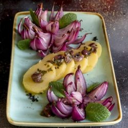 insalata-di-cipolle-agrodolci-patate-taggiasche-incisione-verdure-ricette-vegetariane-contemporaneo-food