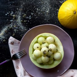 insalata-di-melone-bianco-con-capperi-contorno-ricetta-veloce-con-la-frutta-contemporaneo-food