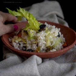 insalata-di-riso-alla-greca-vegetariana-senza-glutine-ricetta-facile-estiva-primo-piatto-contemporaneo-food