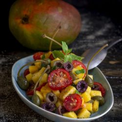 insalata-mango-pachino-fiori-di-cappero-ricetta-facile-estiva-vegetariana-contemporaneo-food