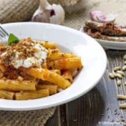 maccheroni-salsa-pomodoro-acciughe-burrata-2-contemporaneo-food