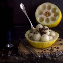 melone-giallo-in-insalata-con-capperi-olive-taggiasche-contorno-facile-ricetta-vegetariana-contemporaneo-food