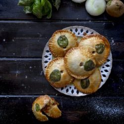 mini-pie-cipolle-primaverili-patate-piselli-ricetta-facile-vegetariana-contemporaneo-food
