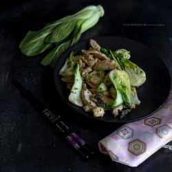 pak-choi-con-pollo-alla-salsa-di-soia-e-sesamo-nero-verdure-ricetta-last-minute-facile-veloce-superfood-contemporaneo-food