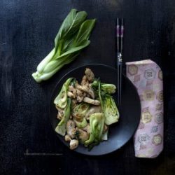 pak-choi-con-pollo-alla-salsa-di-soia-e-sesamo-nero-verdure-ricetta-last-minute-facile-veloce-superfood-contemporaneo-food