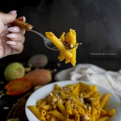 pasta-ai-fichi-d'india-con-crumble-di-taralli-uvetta-pinoli-ricetta-primi-ricetta-facile-veloce-con-la-frutta-contemporaneo-food