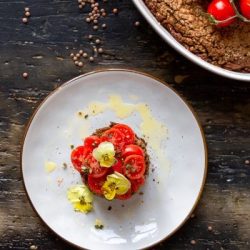 pasticcio-lenticchie-insalata-pomodori-piatto-vegetariano-proteico-per-la-dieta-contemporaneo-food
