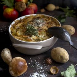 pasticcio-mele-rosse-funghi-patate-ricetta-facile-vegetariana-contemporaneo-food