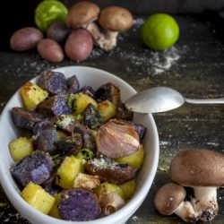 patate-viola-rosse-funghi-al-forno-con-lime-contorno-facile-veloce-contemporaneo-food