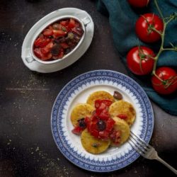 polenta-fritta-calda-origano-con-insalata-di-pomodori-fredda-ricetta-facile-contemporaneo-food