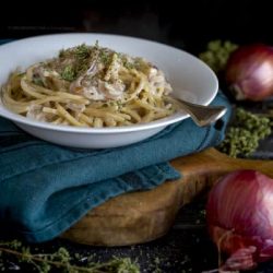 spaghetti-origano-cipolle-panna-parmigiano-ricetta-veloce-primo-facile-contemporaneo-food