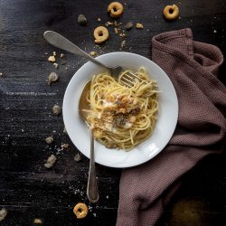 primi-spaghetti-quadrati-crema-di-stracciatella-crumble-taralli-capperi-1-ricetta-primo-contemporaneo-food