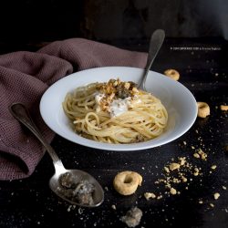 spaghetti-quadrati-crema-di-stracciatella-crumble-taralli-capperi-personal-winer-torino-ricetta-primo-contemporaneo-food