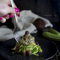 spaghetti-zucchine-con-crema-di-avocado-e-trevigiana-olive-primo-vegetariano-contemporaneo-food