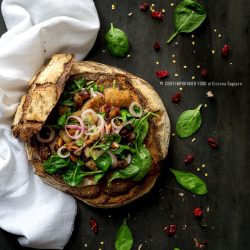 spinaci-in-insalata-con-datteri-pane-casereccio-cipolla-di-tropea-mandorle-tostate-ricetta-last-minute-veloce-contemporaneo-food