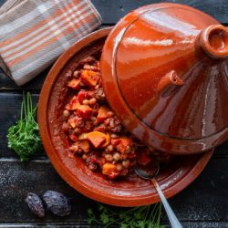 stufato-di-verdure-con-datteri-ricetta-vegetariana-contorno-piatto-unico-contemporaneo-food