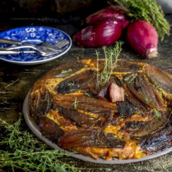 tarte-tatin-cipolle-rosse-di-tropea-con-cremoso-ricetta-torta-salata-facile-contemporaneo-food