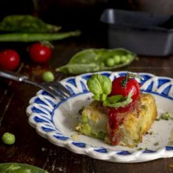 terrina-patate-piselli-con-passata-di-pomodorini-confit-ricetta-facile-vegetariana-antipasto-contemporaneo-food