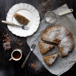 torta-con-farina-di-teff-ricotta-cioccolato-rum-farine-alternative-ricetta-facile-contemporaneo-food