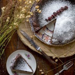 torta-morbida-cioccolato-mascarpone-mirtilli-rossi-dolce-facile-merenda-contemporaneo-food