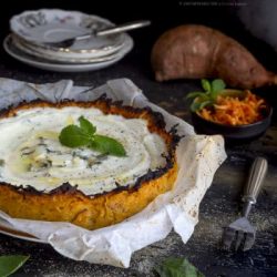 torta-salata-con-crosta-di-patate-dolci-al-formaggio-e-menta-ricetta-ricetta-vegetariana-facile-contemporaneo-food
